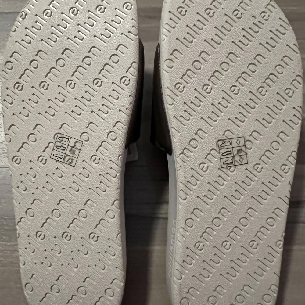 BRAND NEW Lululemon Slides - Picture 3 of 3